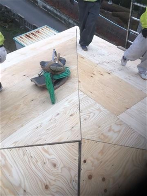 松本市：瓦屋根から高耐久屋根に葺き替え：4.5tから750㎏軽量化で耐震性アップ　野地板敷設